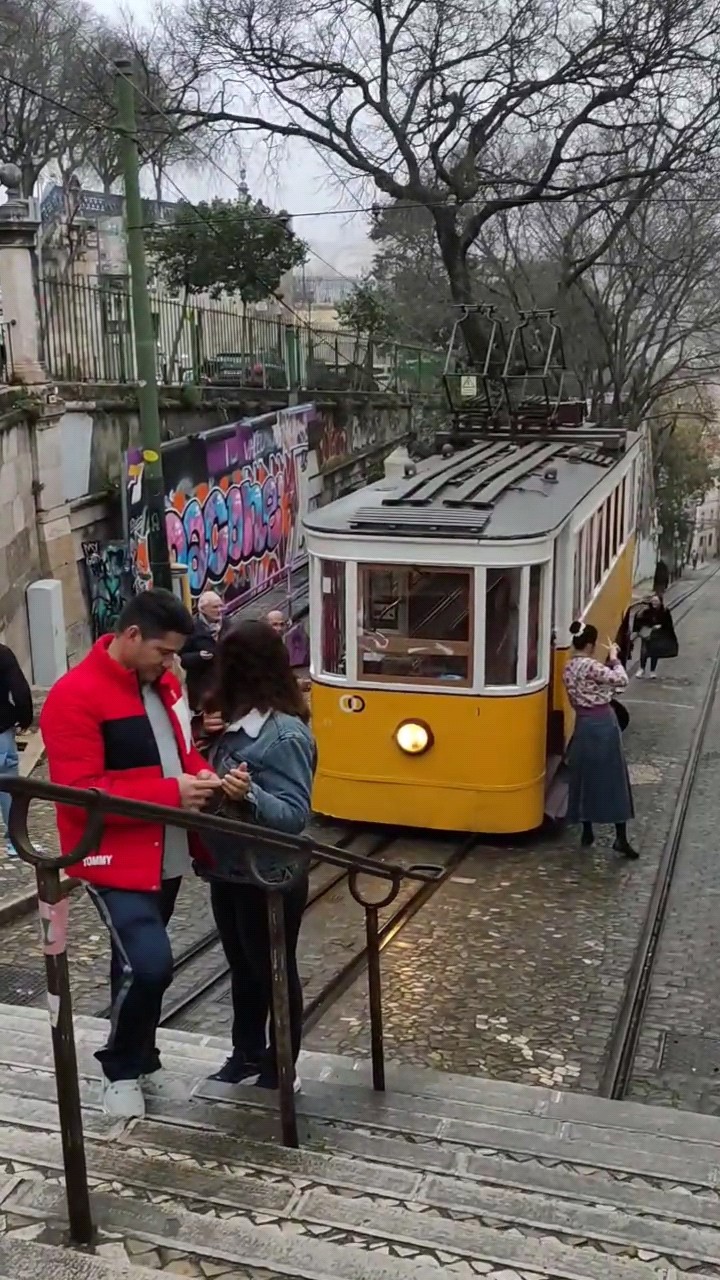 Lisbon 🇵🇹 - Rainy Walk (2/3) - Walking Tour